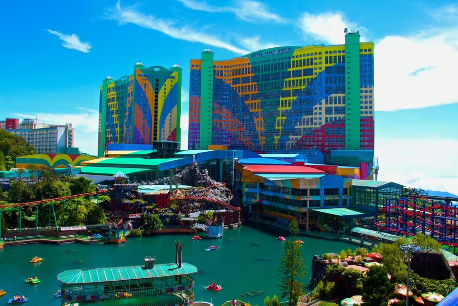 Biggest hotel in the world with 7,000 rooms, indoor theme park and